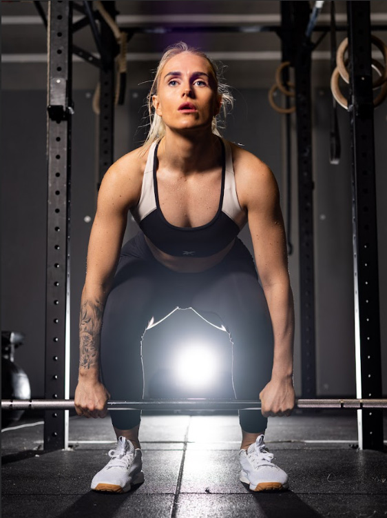 Et bilde av treneren som deadlifter